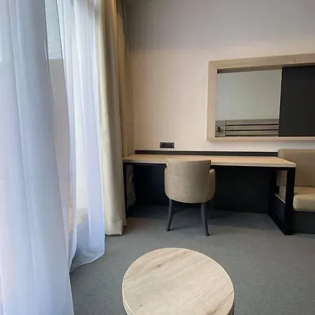 Super Seven アパートホテル 4*