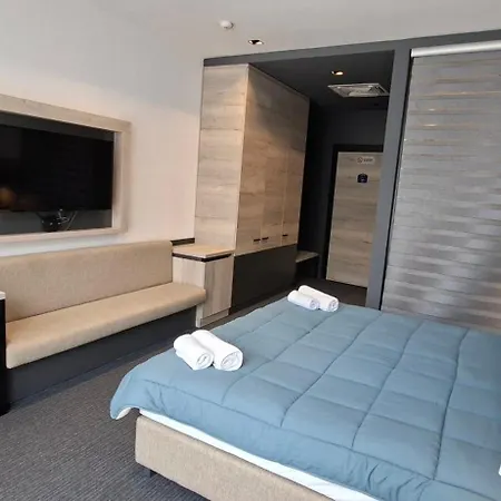 Super Seven Aparthotel 4*